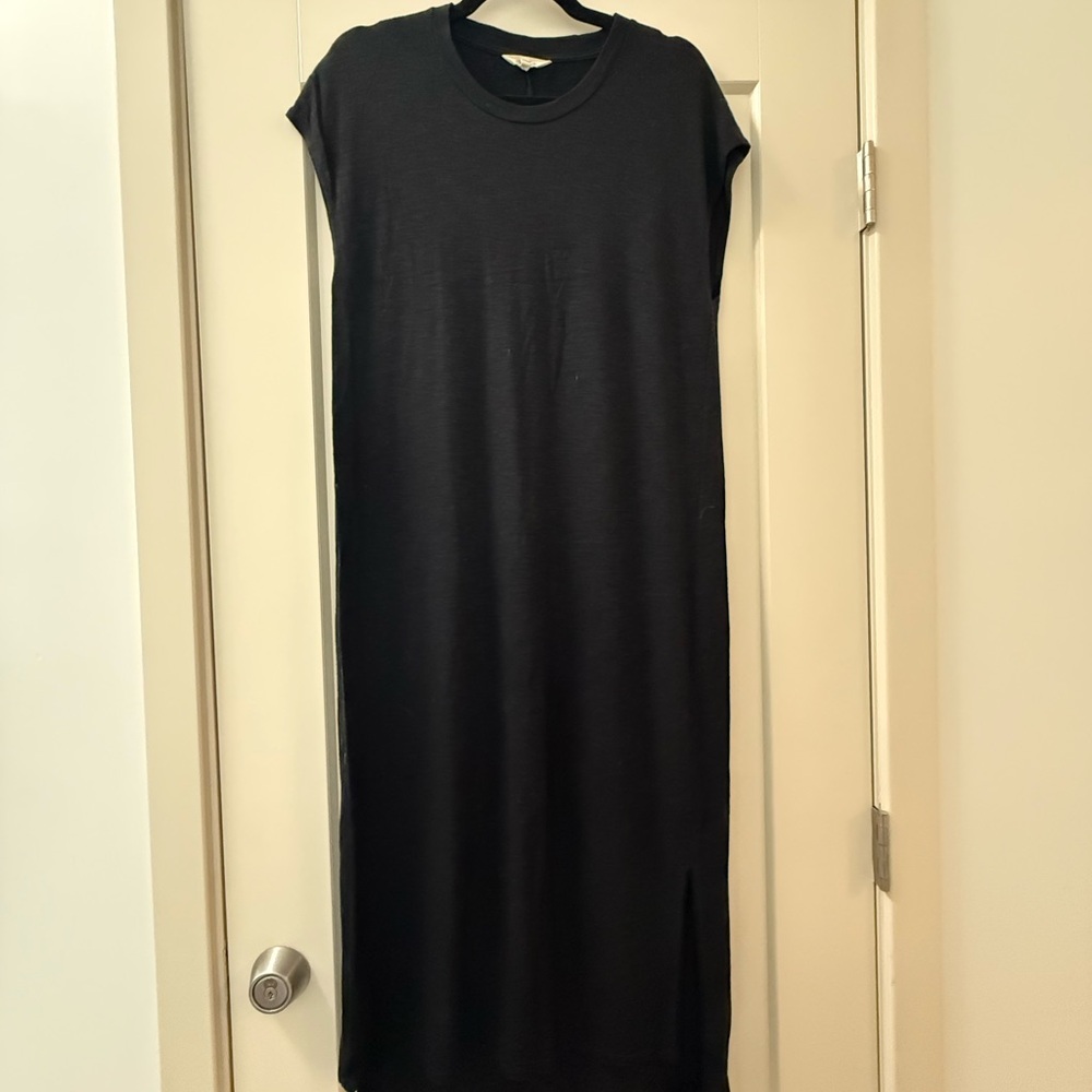 Black sleeveless cotton dress